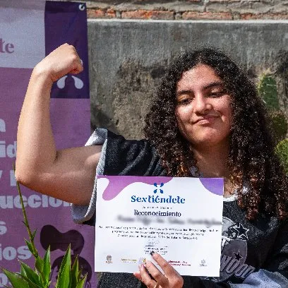 Joven sonriente muestra un reconocimiento de participación