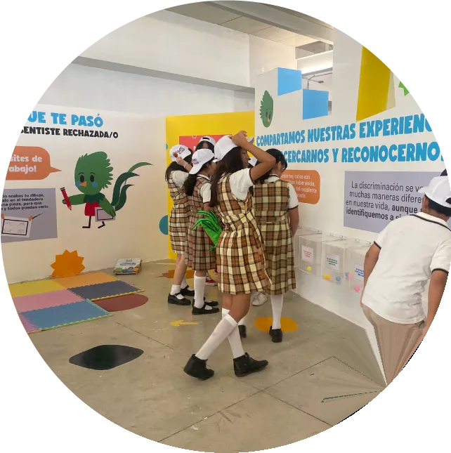 Niñas y niños recorren una exposición sobre sus derechos
