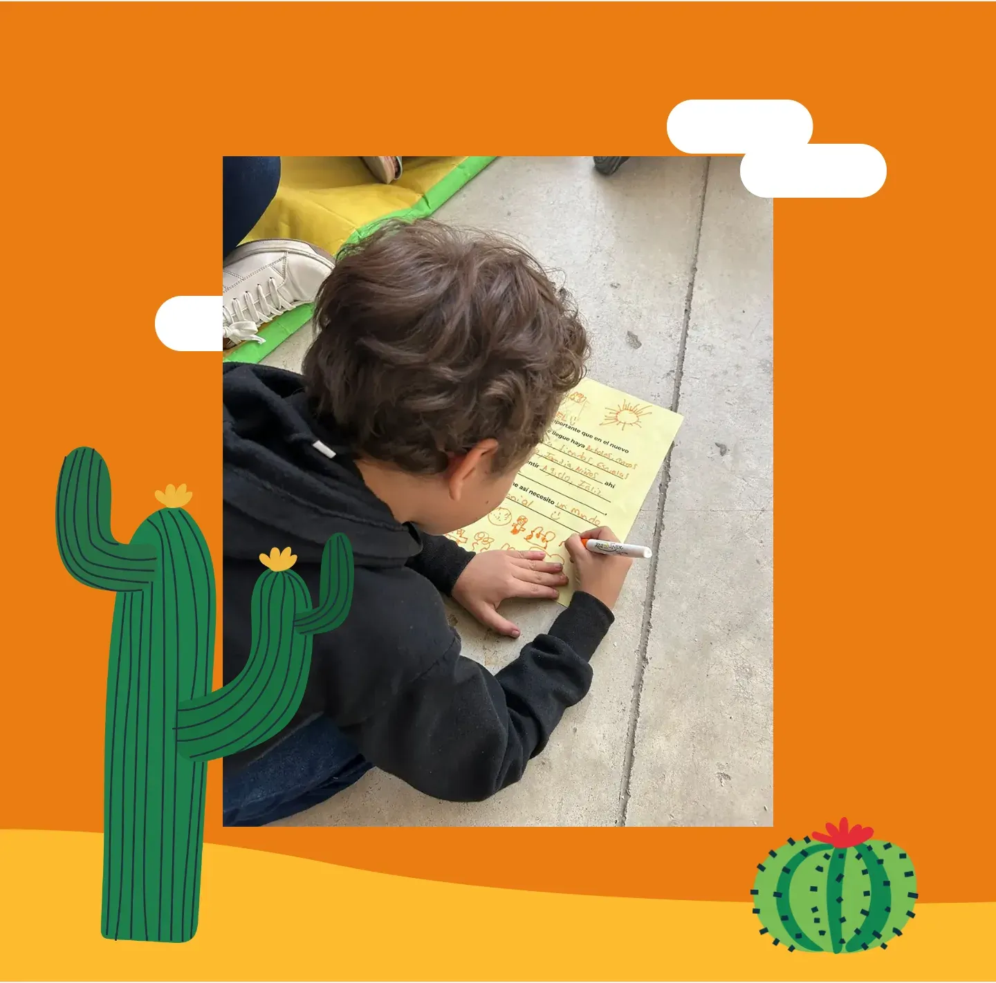 Niño recostado en el piso escribe en una hoja amarilla, con un cactus y una biznaga ilustrados